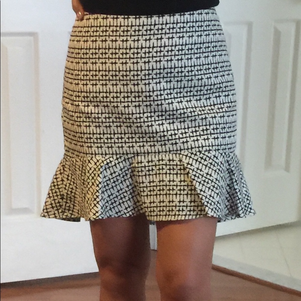 Mini skirt, ruffled trim
